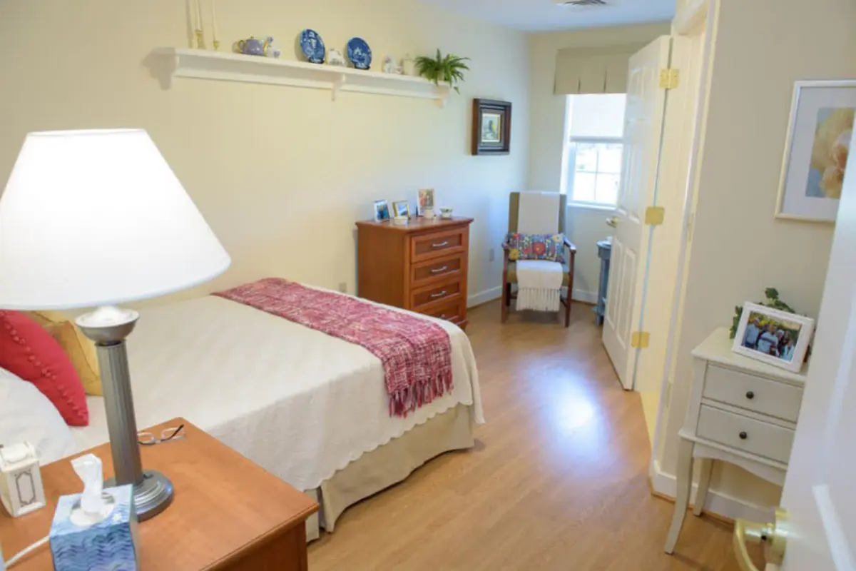 https://www.jaybirdseniorliving10.net/wp-content/uploads/2024/07/Bedroom-1.webp