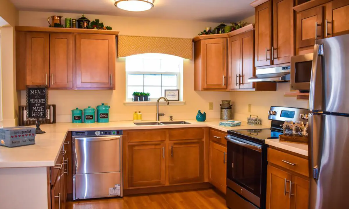 https://www.jaybirdseniorliving10.net/wp-content/uploads/2024/07/Kitchen.webp