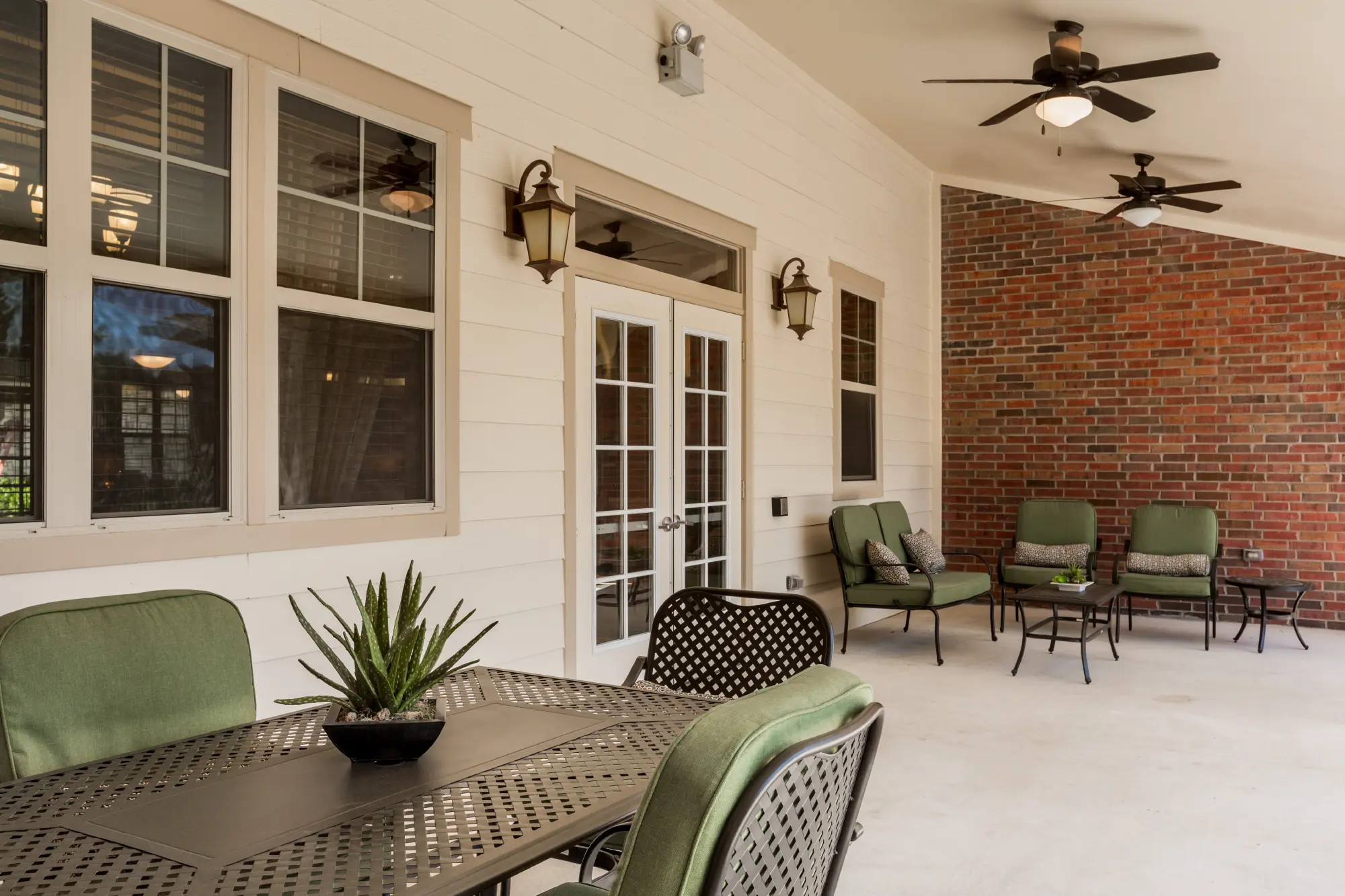 https://www.jaybirdseniorliving10.net/wp-content/uploads/2024/09/Patio-2000.webp